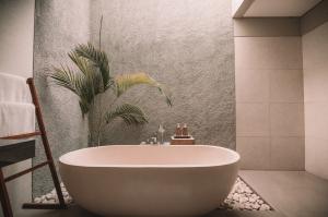 SHOWER OR BATH: WHICH ONE TO CHOOSE?