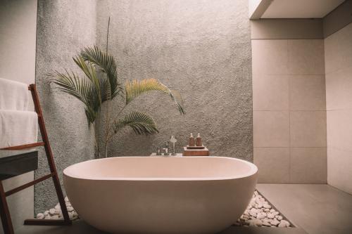 SHOWER OR BATH: WHICH ONE TO CHOOSE?